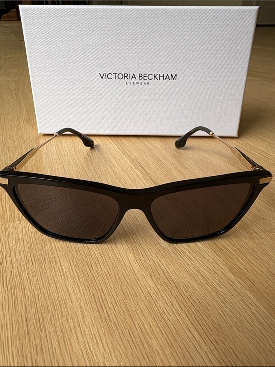 Victoria Beckham Accessories - Victoria Beckham NWT Black Frame Brown Lens Cat-Eye Sunglasses